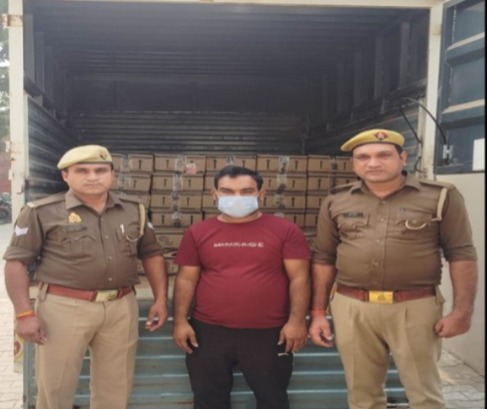 तस्करी की शराब के साथ पुलिस हिरासत में तस्कर तस्करी की शराब के साथ पुलिस हिरासत में तस्कर