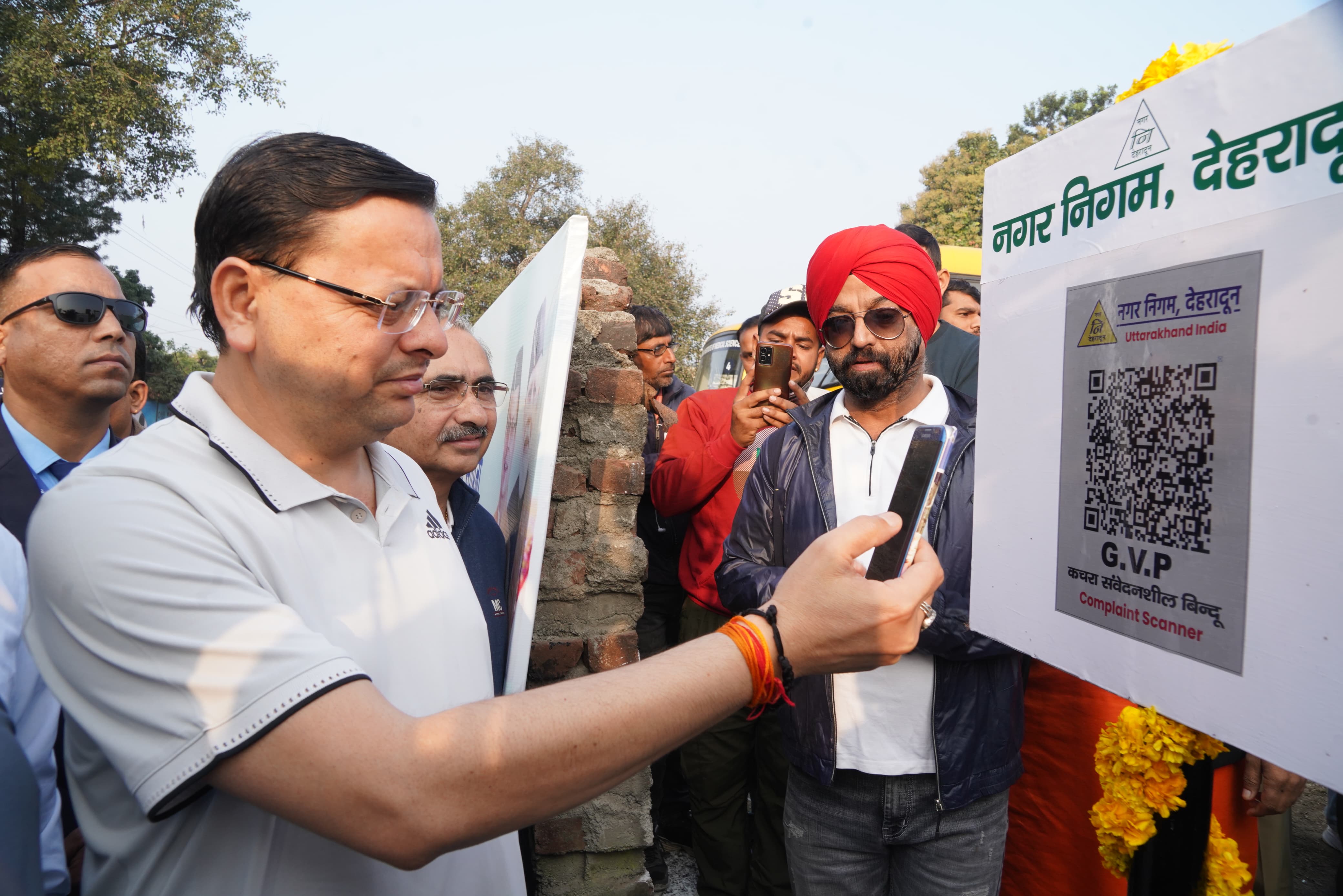 मुख्यमंत्री स्ट्रीट लाइट की शिकायत के लिए बनाए गए क्यू आर स्कैनर का शुभारंभ करते। मुख्यमंत्री स्ट्रीट लाइट की शिकायत के लिए बनाए गए क्यू आर स्कैनर का शुभारंभ करते।