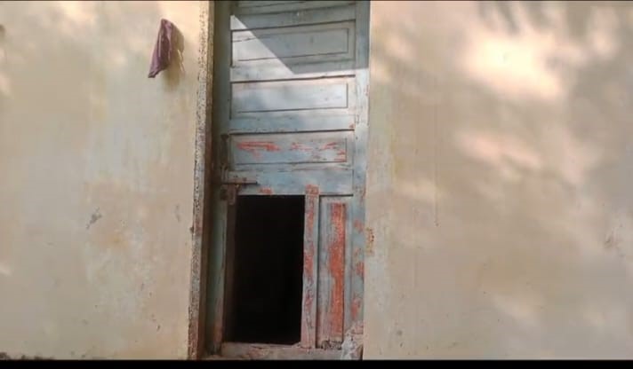 सरकारी आवास की टूटी हुई खिड़की। सरकारी आवास की टूटी हुई खिड़की।