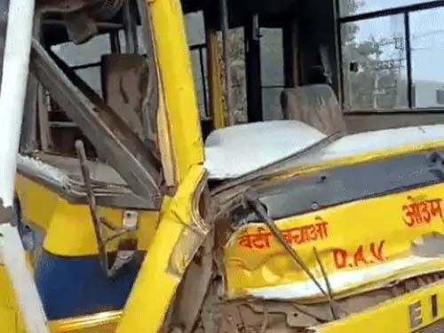 स्कूल बस पुलिस बूथ से टकराई। स्कूल बस पुलिस बूथ से टकराई।