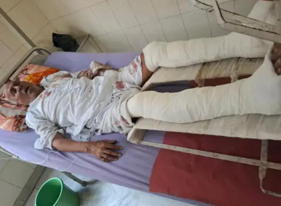 अस्पताल में घायल अवस्था में मौजूद बुजुर्ग नत्थू राम। अस्पताल में घायल अवस्था में मौजूद बुजुर्ग नत्थू राम।