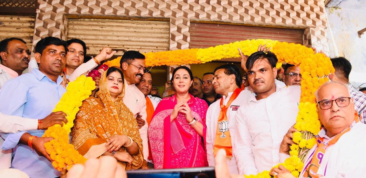 उपमुख्यमंत्री दीया कुमारी का स्वागत करते पदाधिकारी। उपमुख्यमंत्री दीया कुमारी का स्वागत करते पदाधिकारी।