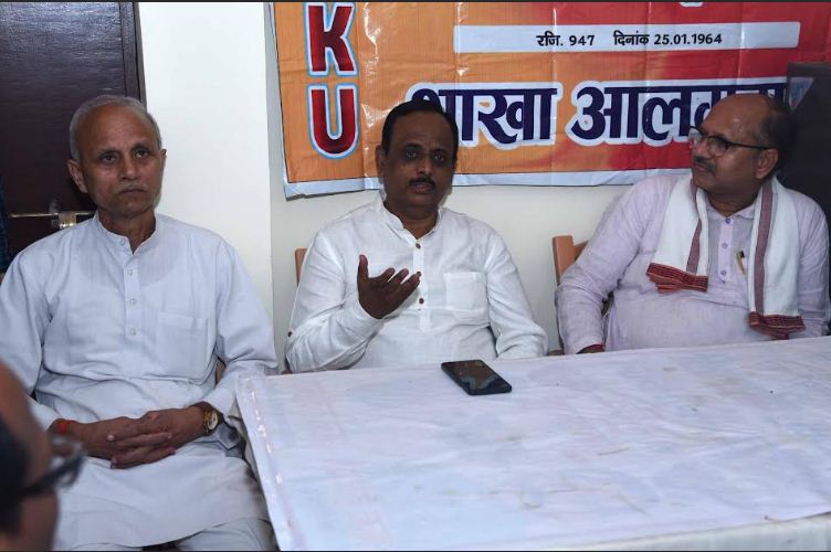 मंचासीन मजदूर संघ के क्षेत्रीय संगठन मंत्री अनुपम व यूनियन के पदाधिकारी मंचासीन मजदूर संघ के क्षेत्रीय संगठन मंत्री अनुपम व यूनियन के पदाधिकारी