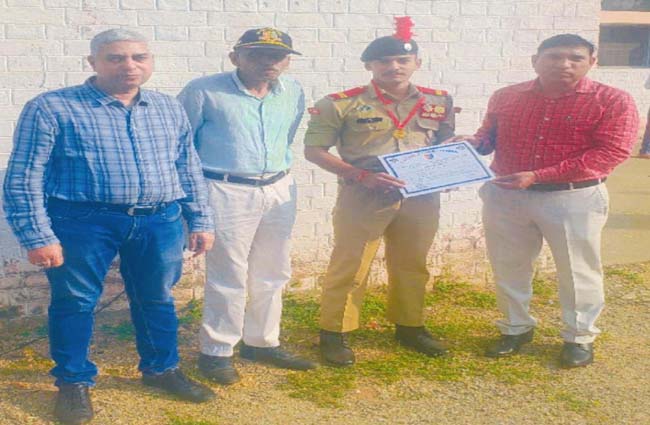 विजेताओं को सम्मानित करते प्राचार्य विनोद खनगवाल व अन्य। विजेताओं को सम्मानित करते प्राचार्य विनोद खनगवाल व अन्य।