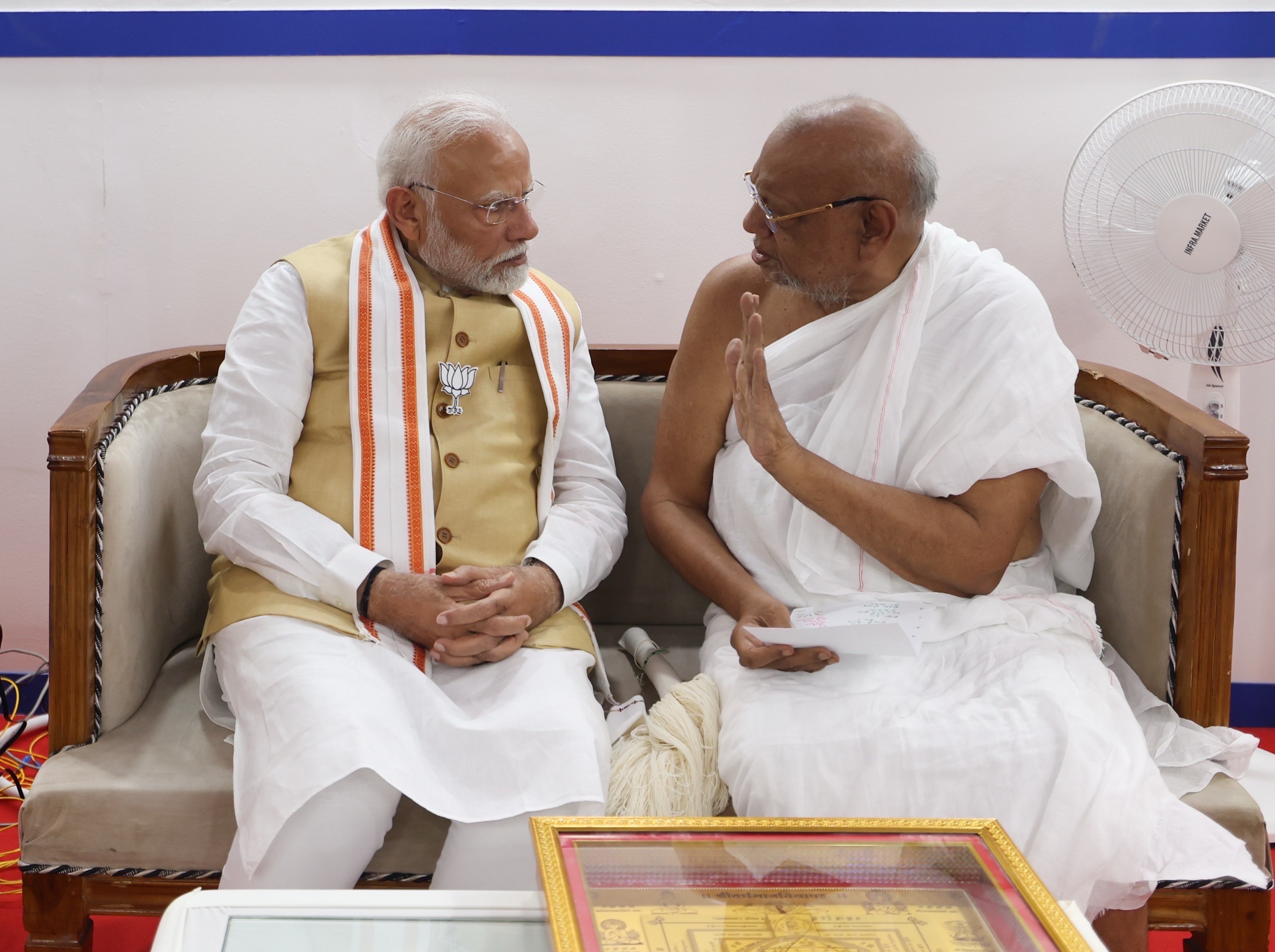 प्रधानमंत्री नरेन्द्र मोदी और जैनाचार्य रत्नसुंदरसूरीश्वरजी महाराज शुक्रवार को धुले में मुलाकात के दौरान बातचीत करते हुए प्रधानमंत्री नरेन्द्र मोदी और जैनाचार्य रत्नसुंदरसूरीश्वरजी महाराज शुक्रवार को धुले में मुलाकात के दौरान बातचीत करते हुए