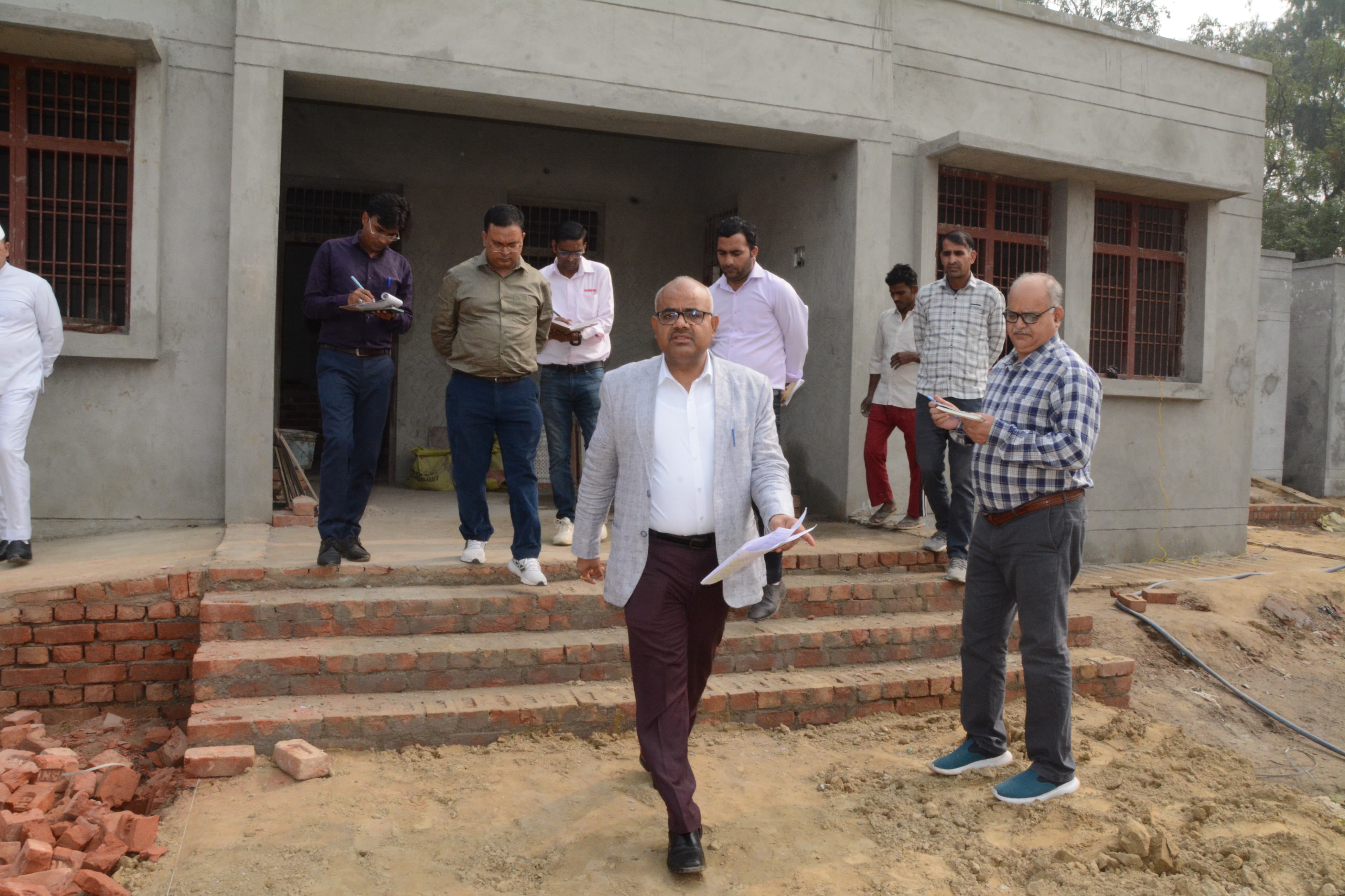 पशु चिकित्सालय का निरीक्षण करते जिलाधिकारी पशु चिकित्सालय का निरीक्षण करते जिलाधिकारी