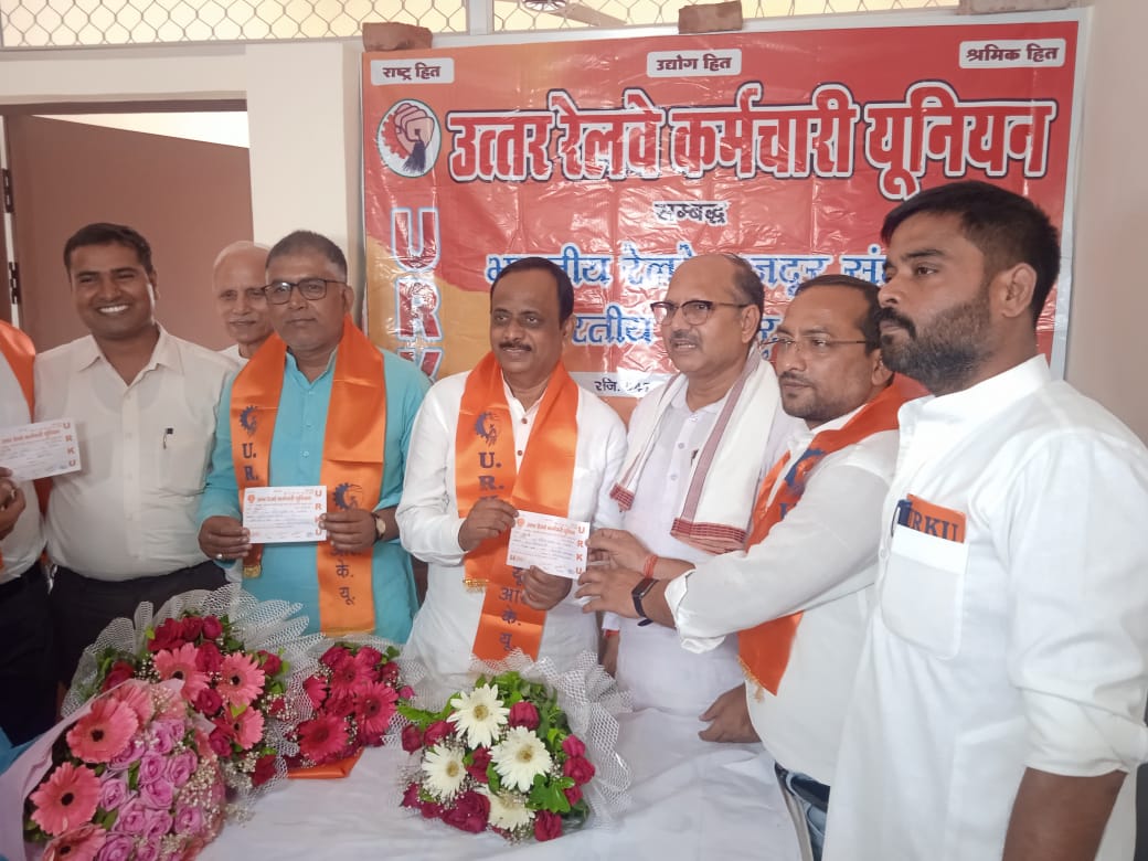 यूनियन की सदस्यता ग्रहण करते यूनियन की सदस्यता ग्रहण करते