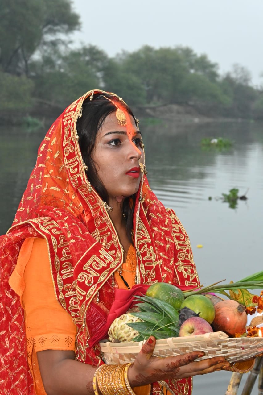छठ पर उगते सूर्य को अर्घ्य देते किन्नर: फोटो बच्चा गुप्ता छठ पर उगते सूर्य को अर्घ्य देते किन्नर: फोटो बच्चा गुप्ता