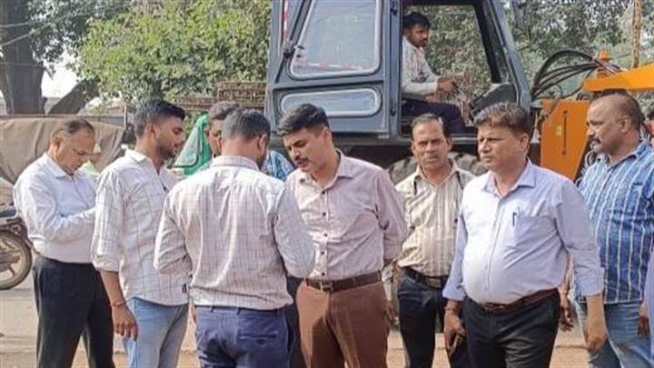 सड़क में बाधा बन रहे अतिक्रमण हटाए गए सड़क में बाधा बन रहे अतिक्रमण हटाए गए