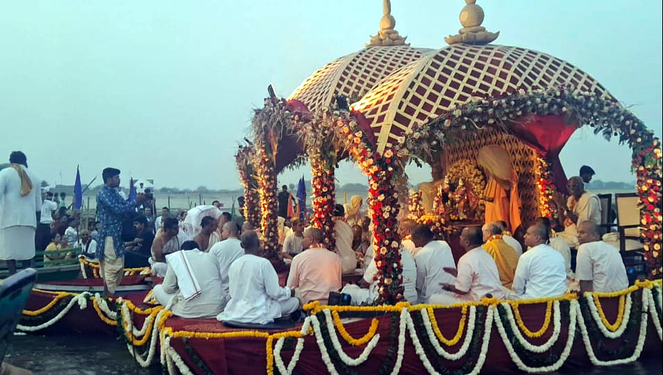 नाैका बिहार करते हुए ठाकुरजी महाराज नाैका बिहार करते हुए ठाकुरजी महाराज