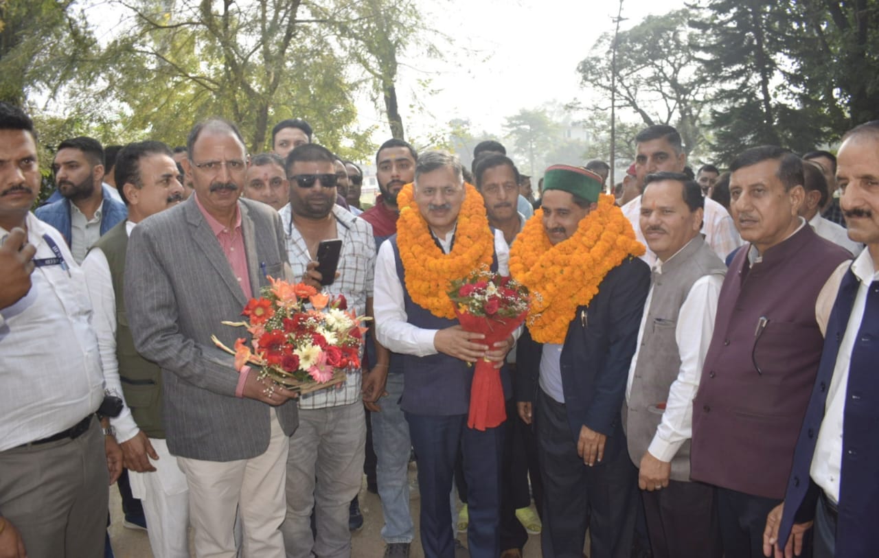 तकनीकी शिक्षा मंत्री का स्वागत करते हुए। तकनीकी शिक्षा मंत्री का स्वागत करते हुए।