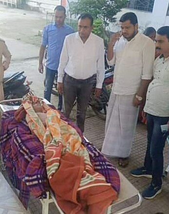 शव के साथ परिजन शव के साथ परिजन