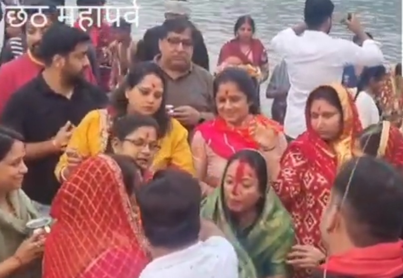 उगते सूर्य को अर्घ्य देने पहुंचे श्रद्धालु उगते सूर्य को अर्घ्य देने पहुंचे श्रद्धालु