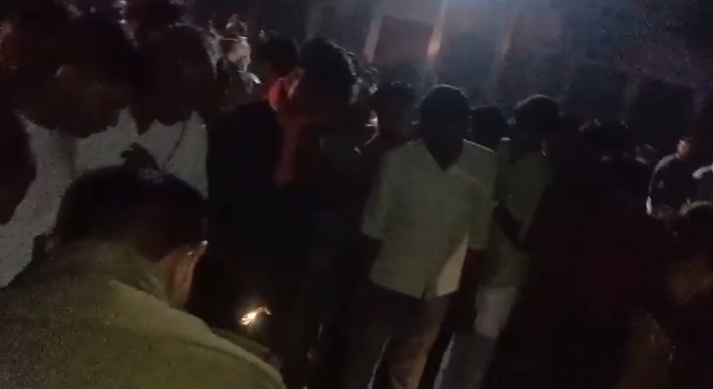 मौके पर मौजूद भीड़ मौके पर मौजूद भीड़