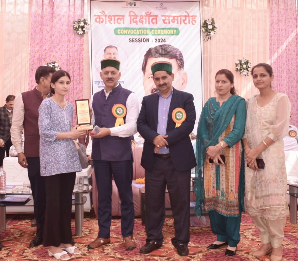 आईटीआई शाहपुर में तकनीकी शिक्षा मंत्री मेधावियों के साथ। आईटीआई शाहपुर में तकनीकी शिक्षा मंत्री मेधावियों के साथ।