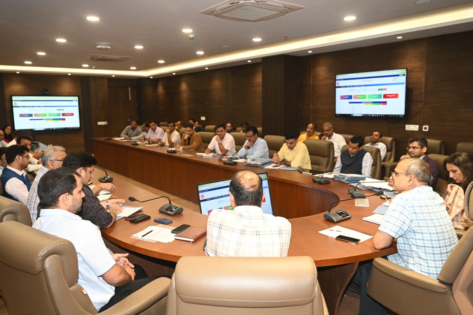फोटो नंबर-05: गुरुग्राम नगर निगम में अधिकारियों की बैठक लेते निगमायुक्त अशोक कुमार गर्ग। फोटो नंबर-05: गुरुग्राम नगर निगम में अधिकारियों की बैठक लेते निगमायुक्त अशोक कुमार गर्ग।