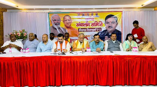 बैठक करते मंत्री सुरेश खन्ना व अन्य बैठक करते मंत्री सुरेश खन्ना व अन्य