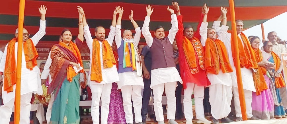एकजुटता दिखाते मोहन यादव एवं अन्य एकजुटता दिखाते मोहन यादव एवं अन्य