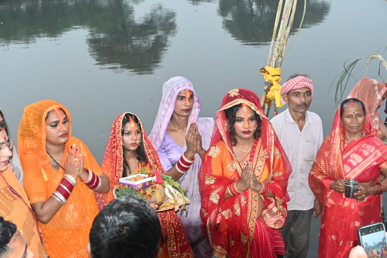 छठ पर उगते सूर्य को अर्घ्य देती अंशिका किन्नर: फोटो बच्चा गुप्ता
