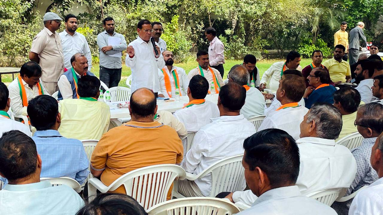 सदस्यता अभियान को गति देने के लिए तिगांव विधानसभा क्षेत्र के सभी भाजपा मंडल अध्यक्षों के साथ बैठक लेते राज्यमंत्री राजेश नागर सदस्यता अभियान को गति देने के लिए तिगांव विधानसभा क्षेत्र के सभी भाजपा मंडल अध्यक्षों के साथ बैठक लेते राज्यमंत्री राजेश नागर