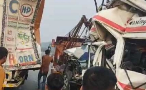 दुर्घटनाग्रस्त बस दुर्घटनाग्रस्त बस