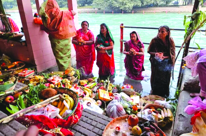 छठ पूजा करती व्रती महिलाएं