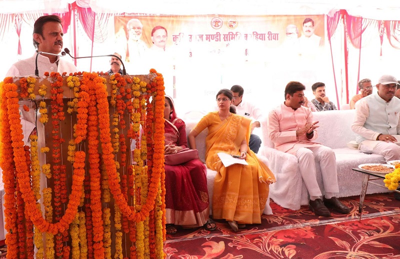 उप मुख्यमंत्री शुक्ल रीवा में भूमिपूजन कार्यक्रम को संबोधित करते हुए उप मुख्यमंत्री शुक्ल रीवा में भूमिपूजन कार्यक्रम को संबोधित करते हुए