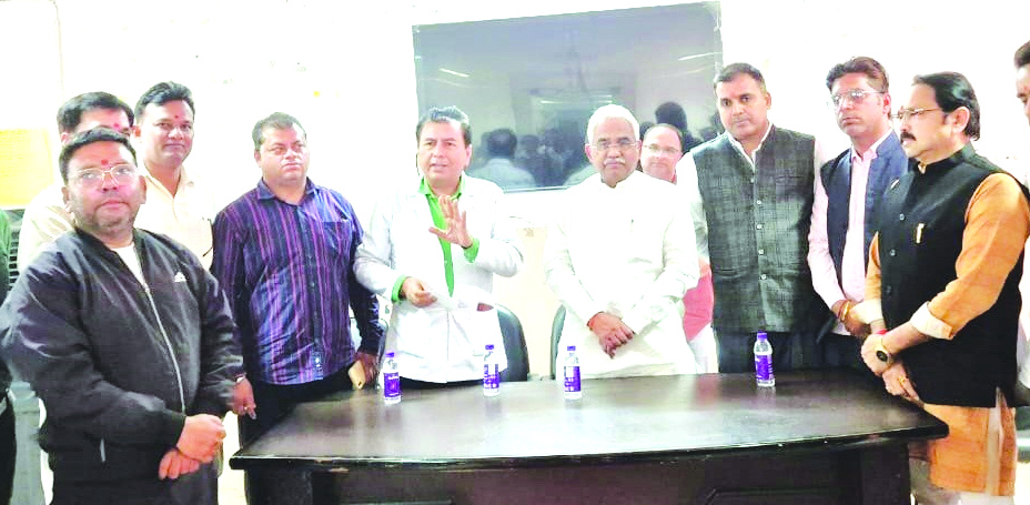 फल वितरण के दौरान फल वितरण के दौरान