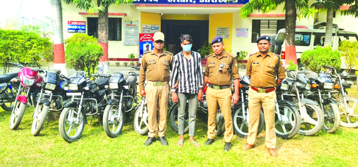 पुलिस गिरफ्त में आरोपित पुलिस गिरफ्त में आरोपित