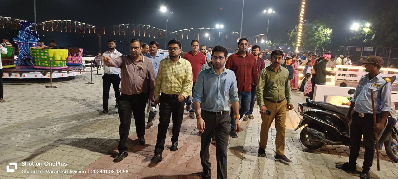 नगर आयुक्त गंगाघाटों का निरीक्षण करते हुए: फोटो बच्चा गुप्ता नगर आयुक्त गंगाघाटों का निरीक्षण करते हुए: फोटो बच्चा गुप्ता