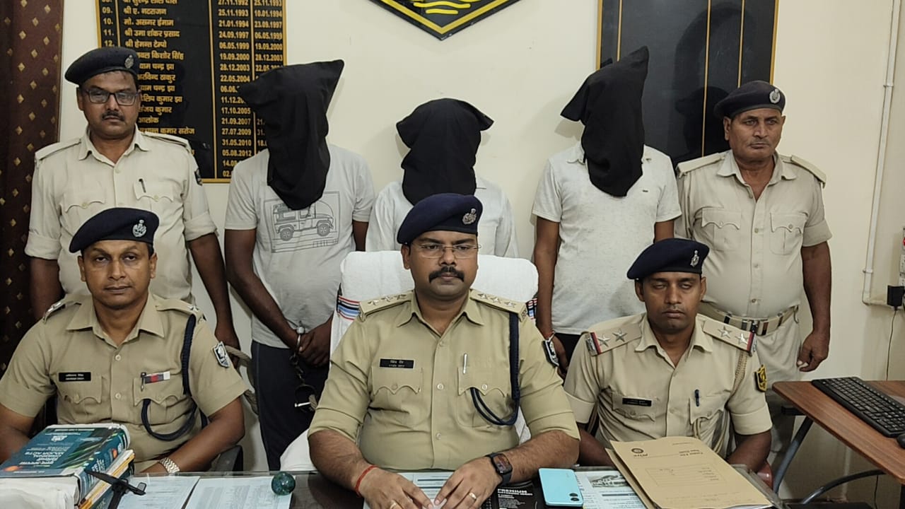 रंगदारी के मामले में 3 अपराधी गिरफ्तार रंगदारी के मामले में 3 अपराधी गिरफ्तार