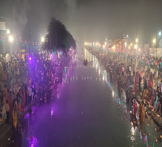कानपुर में उगते सूर्य को अर्घ्य देने काे गंगा के घाटाें पर जुटे श्रद्धालुओं का मनाेहारी द्शय् कानपुर में उगते सूर्य को अर्घ्य देने काे गंगा के घाटाें पर जुटे श्रद्धालुओं का मनाेहारी द्शय्