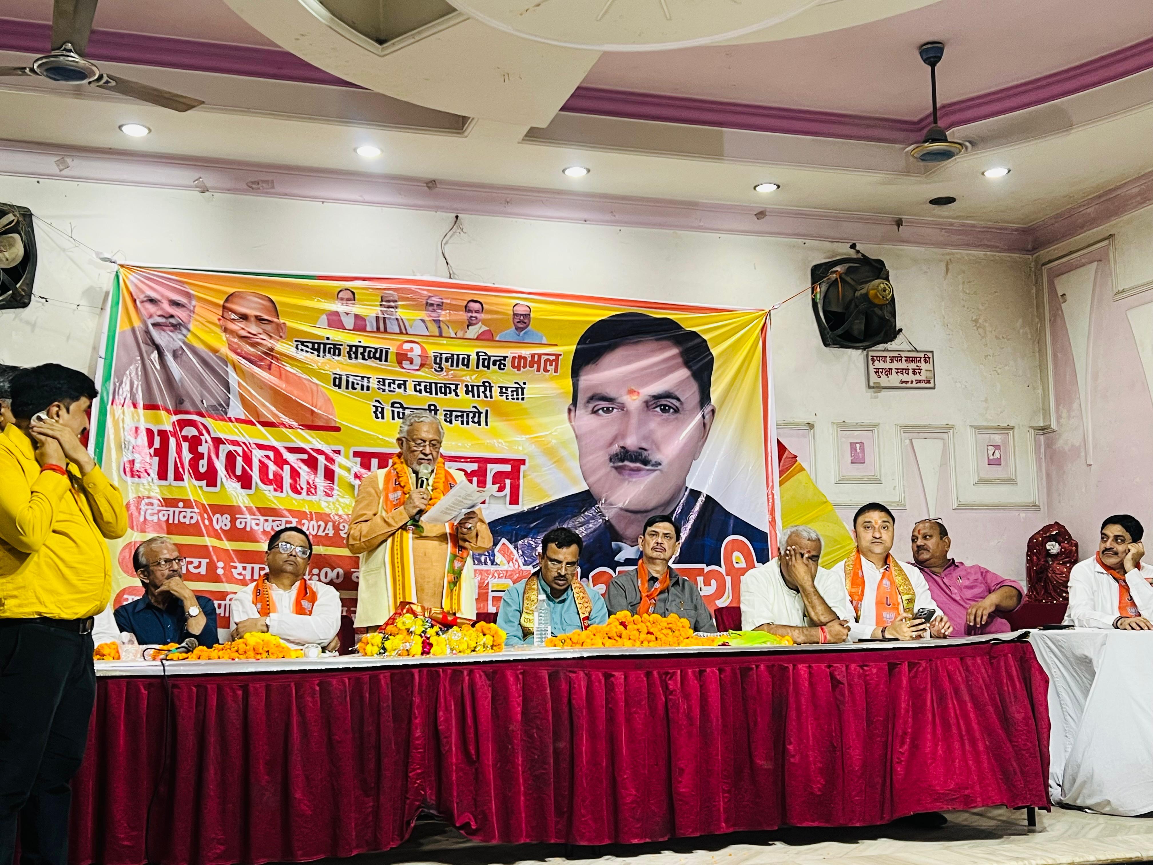 अधिवक्ताओं संग बैठक करते मंत्री सुरेश खन्ना अधिवक्ताओं संग बैठक करते मंत्री सुरेश खन्ना