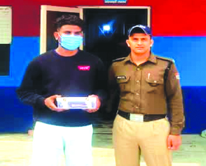 पुलिस गिरफ्त में आरोपित पुलिस गिरफ्त में आरोपित