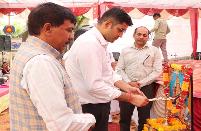 प्रतियोगिता का शुभारंभ करते एडीसी डाण् आनन्द कुमार शर्मा।