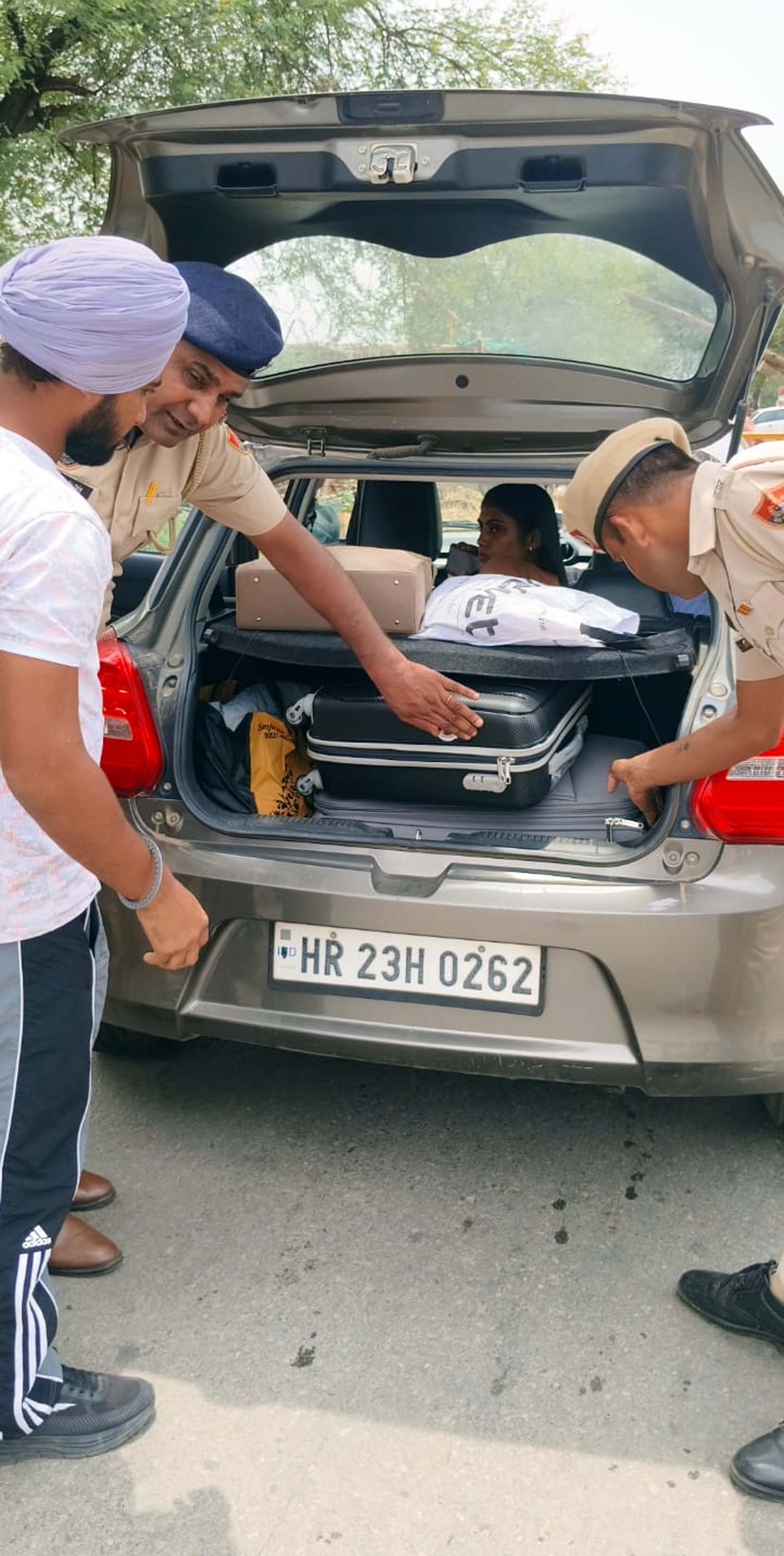 नाकाबंदी के दौरान वाहनों की चैकिंग करते पुलिस।