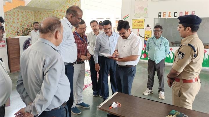 संभागायुक्त संजीव सिंह ने लिया निर्वाचन तैयारियों का जायजा संभागायुक्त संजीव सिंह ने लिया निर्वाचन तैयारियों का जायजा