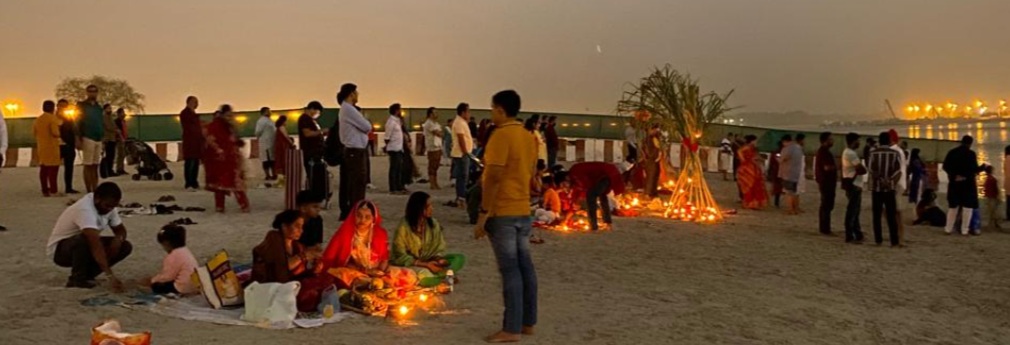 दुबई की अल ममजार बीच पर छठ पूजा करते प्रवासी बिहार और पूर्वी उत्तर प्रदेश के निवासी। दुबई की अल ममजार बीच पर छठ पूजा करते प्रवासी बिहार और पूर्वी उत्तर प्रदेश के निवासी।