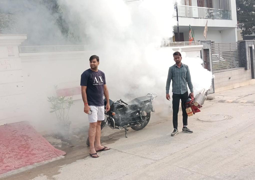 फॉगिंग करते निगम कर्मी फॉगिंग करते निगम कर्मी