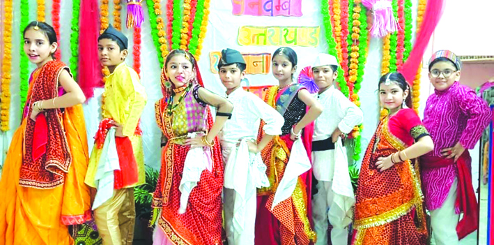 प्रस्तुति देते बच्चे प्रस्तुति देते बच्चे