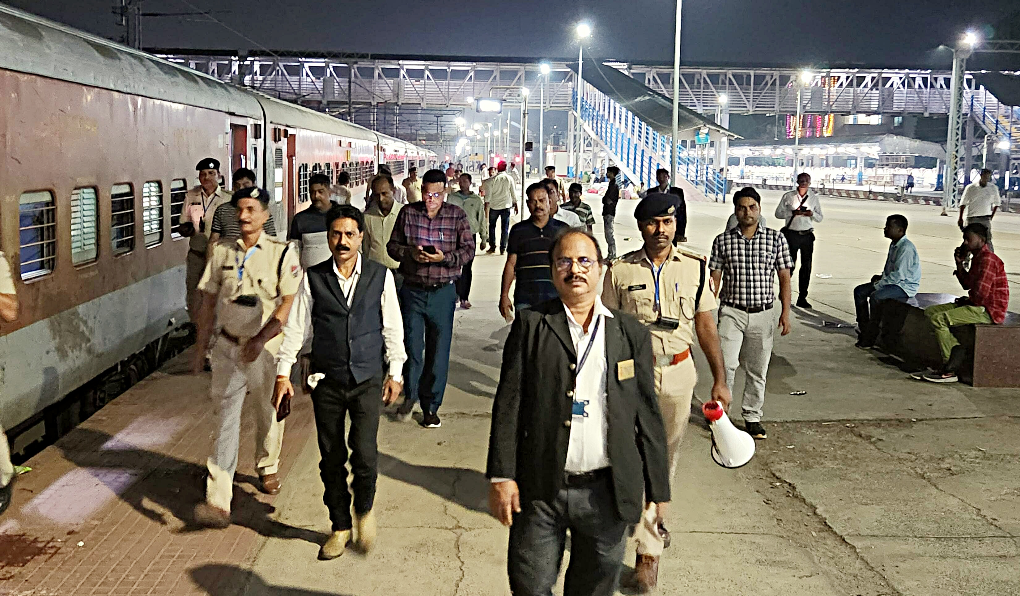 स्टेशन का निरीक्षण करते हुए एडीआरएम स्टेशन का निरीक्षण करते हुए एडीआरएम