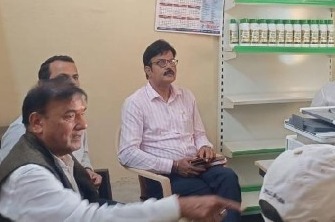 क्रय केंद्र पर धान की खरीद का निरीक्षण करते नोडल अधिकारी अपर आयुक्त आवास क्रय केंद्र पर धान की खरीद का निरीक्षण करते नोडल अधिकारी अपर आयुक्त आवास