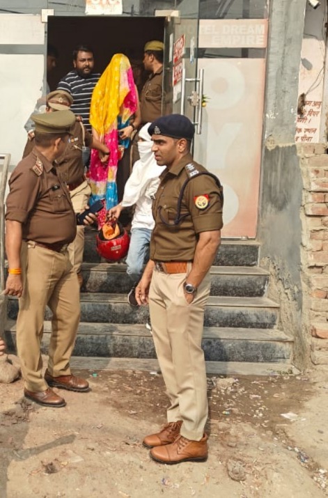 छापा मारती पुलिस छापा मारती पुलिस