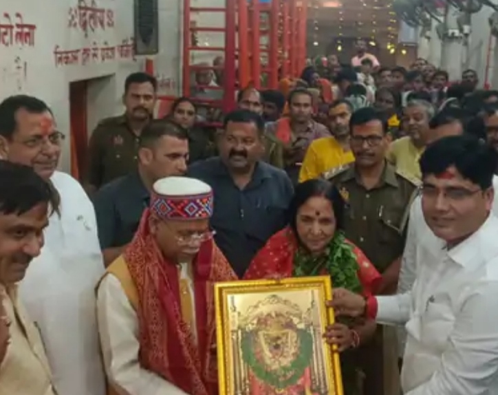 राज्यपाल को मां विंध्यवासिनी का चित्र भेंट करते एडीएम शिव प्रताप शुक्ल व विधायक रत्नाकर मिश्र। राज्यपाल को मां विंध्यवासिनी का चित्र भेंट करते एडीएम शिव प्रताप शुक्ल व विधायक रत्नाकर मिश्र।