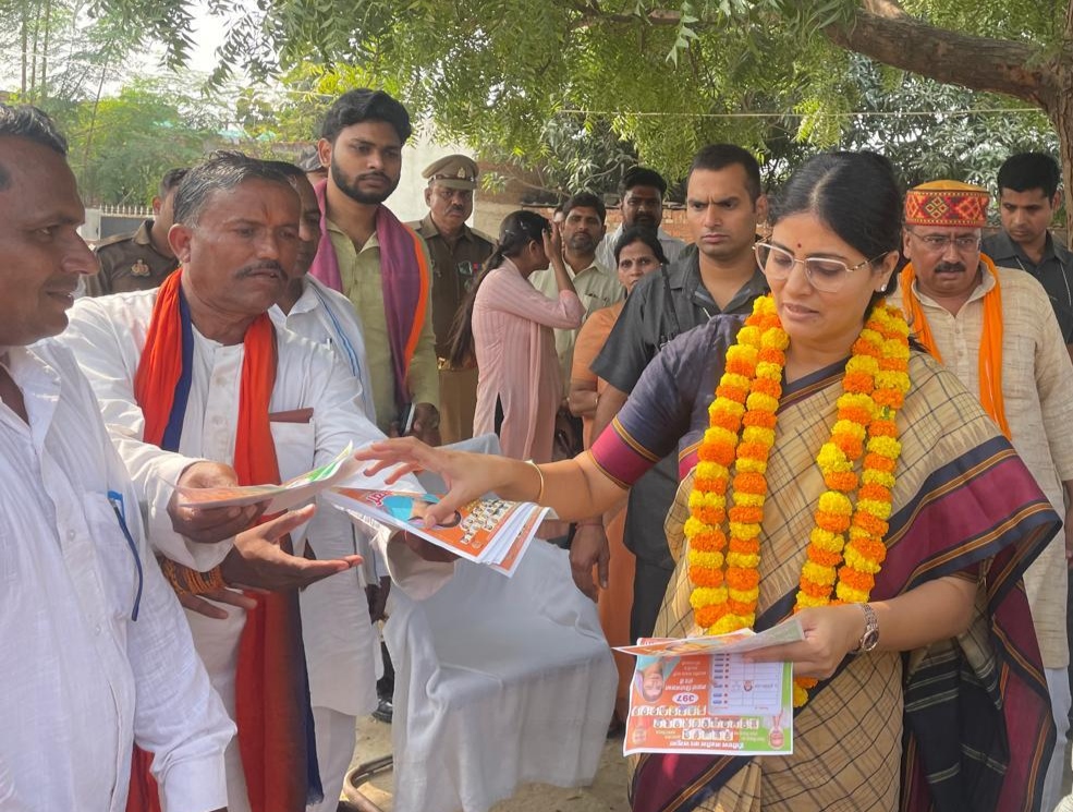 हनुमान पड़रा में ग्रामीणों से एनडीए उम्मीदवार सुचिस्मिता मौर्य को जिताने की अपील करती अनुप्रिया पटेल।