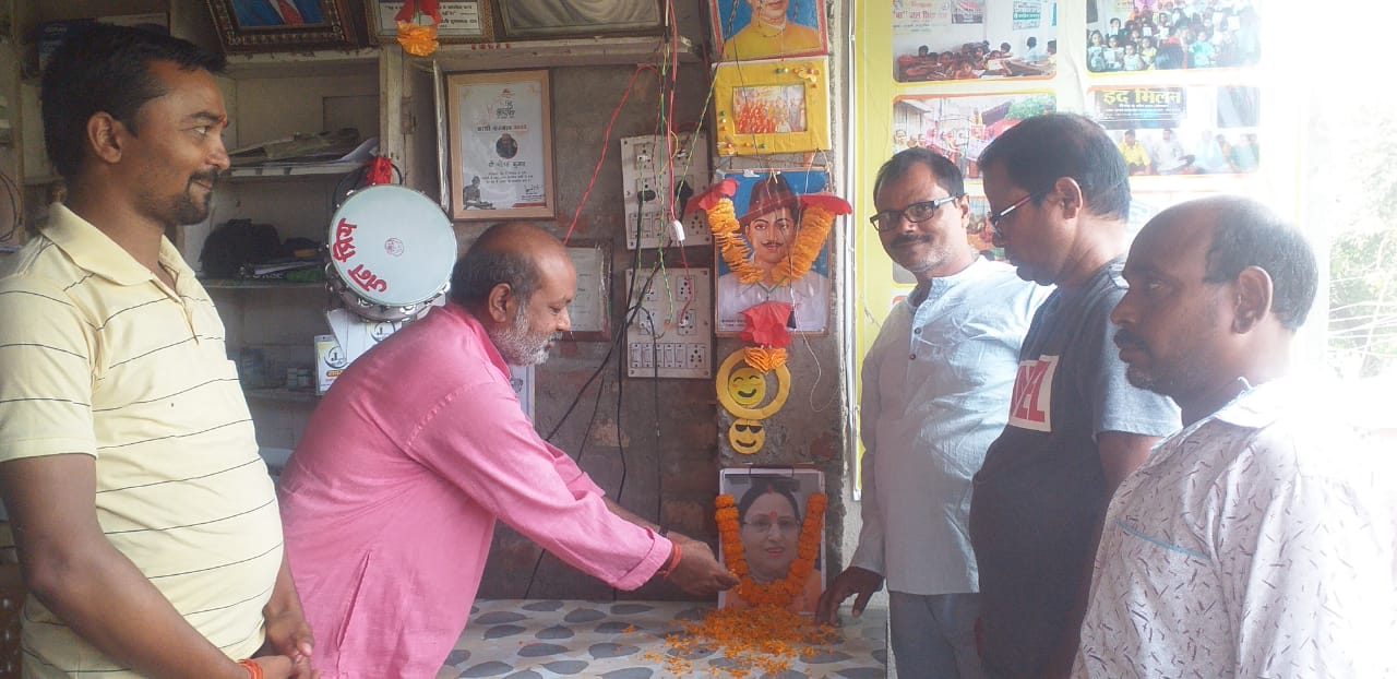 श्रद्धांजलि सभा में मौजूद लोग श्रद्धांजलि सभा में मौजूद लोग