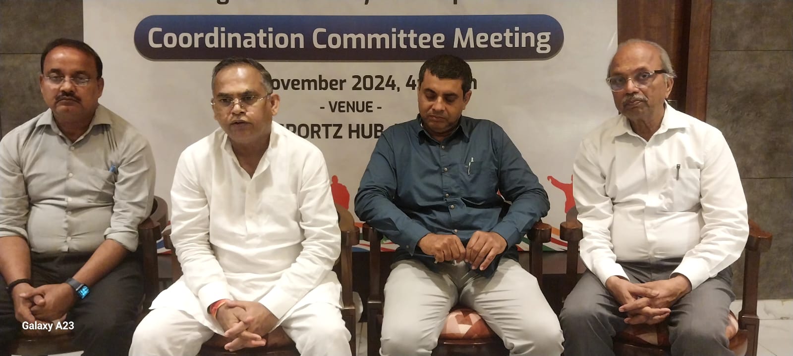 ईडब्ल्यूएस के बच्चों के प्रवेश के लिए जानकारी देते द स्पोर्ट्स हब के पदाधिकारी ईडब्ल्यूएस के बच्चों के प्रवेश के लिए जानकारी देते द स्पोर्ट्स हब के पदाधिकारी