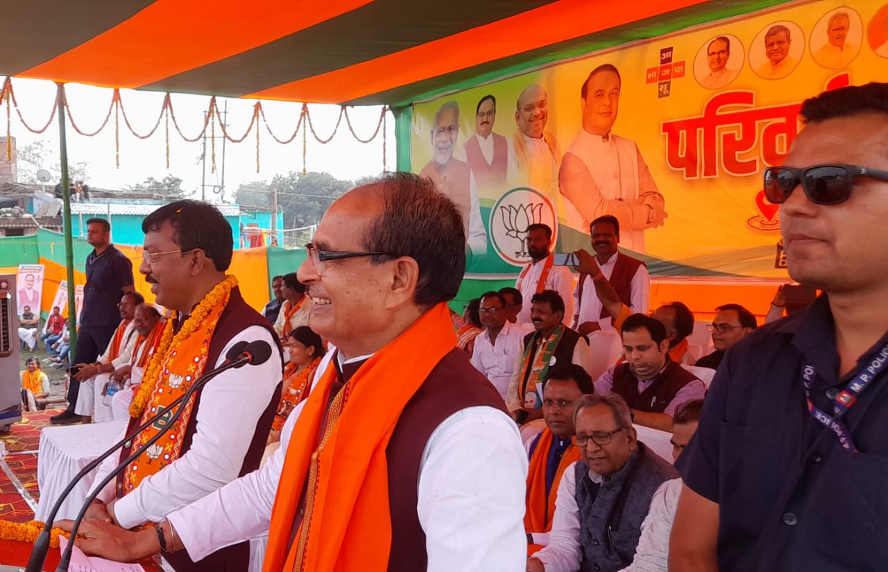 चुनावी सभा में शामिल शिवराज सिंह चौहान चुनावी सभा में शामिल शिवराज सिंह चौहान