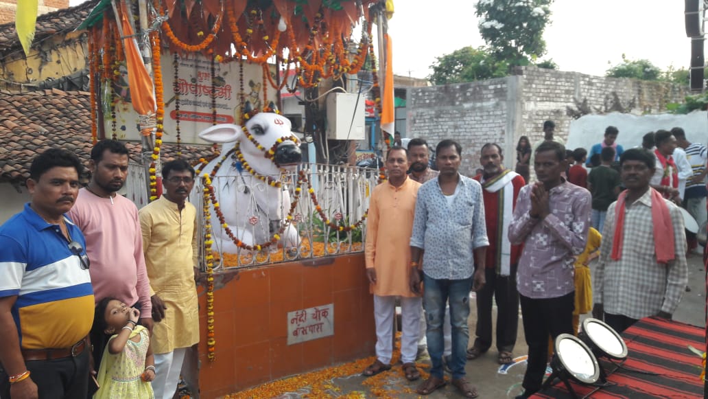 गोपाष्टमी पर्व के अवसर पर शोभायात्रा निकालने के पूर्व समूह में खड़े हुए समाजजन।