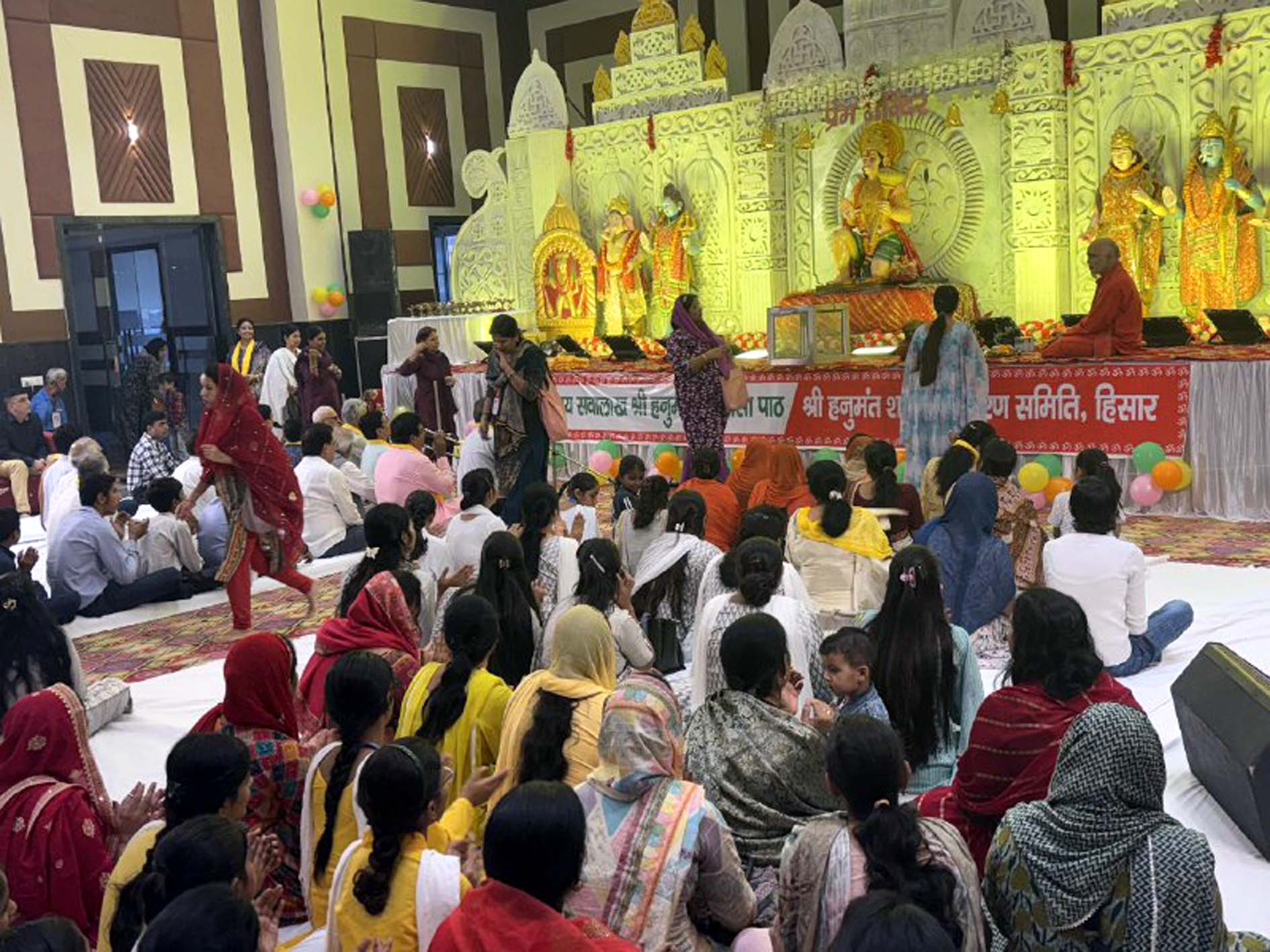देवी भवन में आयोजित सवा लाख श्री हनुमान चालीसा पाठ के दौरान उपस्थित श्रद्धालुगण। देवी भवन में आयोजित सवा लाख श्री हनुमान चालीसा पाठ के दौरान उपस्थित श्रद्धालुगण।